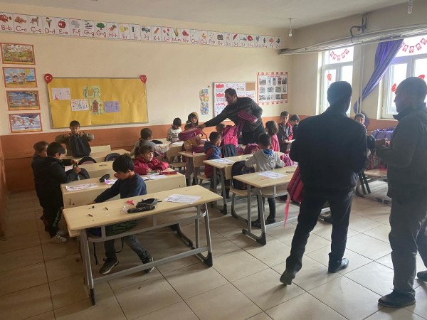 demsa holding öğrencilere yardım,