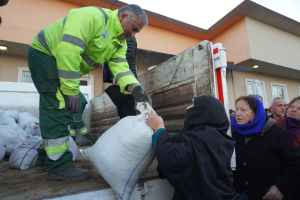 ÇİFTÇİYE 10 TON KOMPOST GÜBRE DAĞITILDI