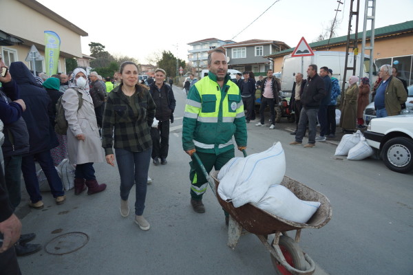 ÇİFTÇİYE 10 TON KOMPOST GÜBRE DAĞITILDI