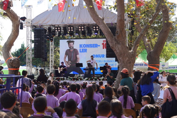 EDEBİYAT GÜNLERİ ÜÇÜNCÜ GÜNÜNE YOĞUN İLGİ 