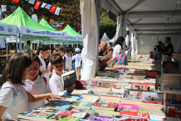EDEBİYAT GÜNLERİ ÜÇÜNCÜ GÜNÜNE YOĞUN İLGİ 