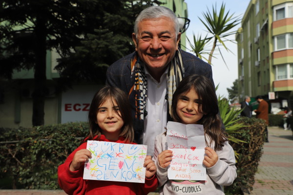 BAŞKAN GENÇ’E ÇOCUKLARDAN BÜYÜK SEVGİ