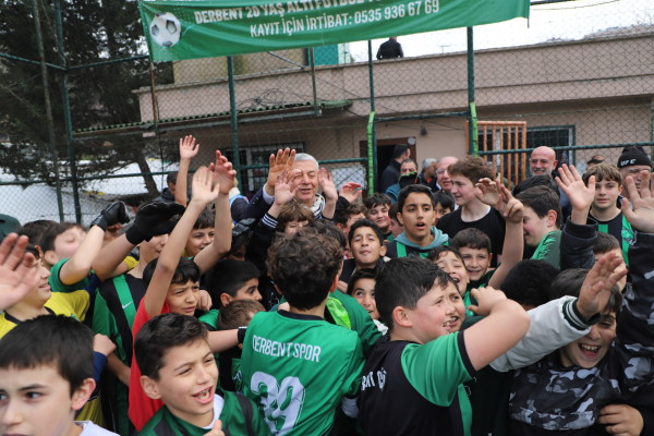 BAŞKAN GENÇ’E ÇOCUKLARDAN BÜYÜK SEVGİ