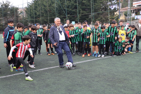 BAŞKAN GENÇ’E ÇOCUKLARDAN BÜYÜK SEVGİ