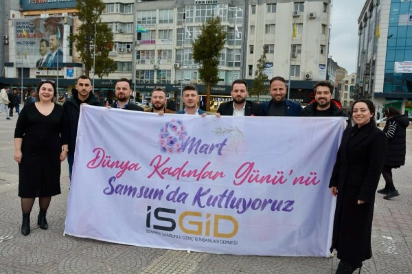 İSGİD, 8 Mart Dünya Kadınlar Gününde, Samsun’da 1000 Adet Karanfil Dağıttı